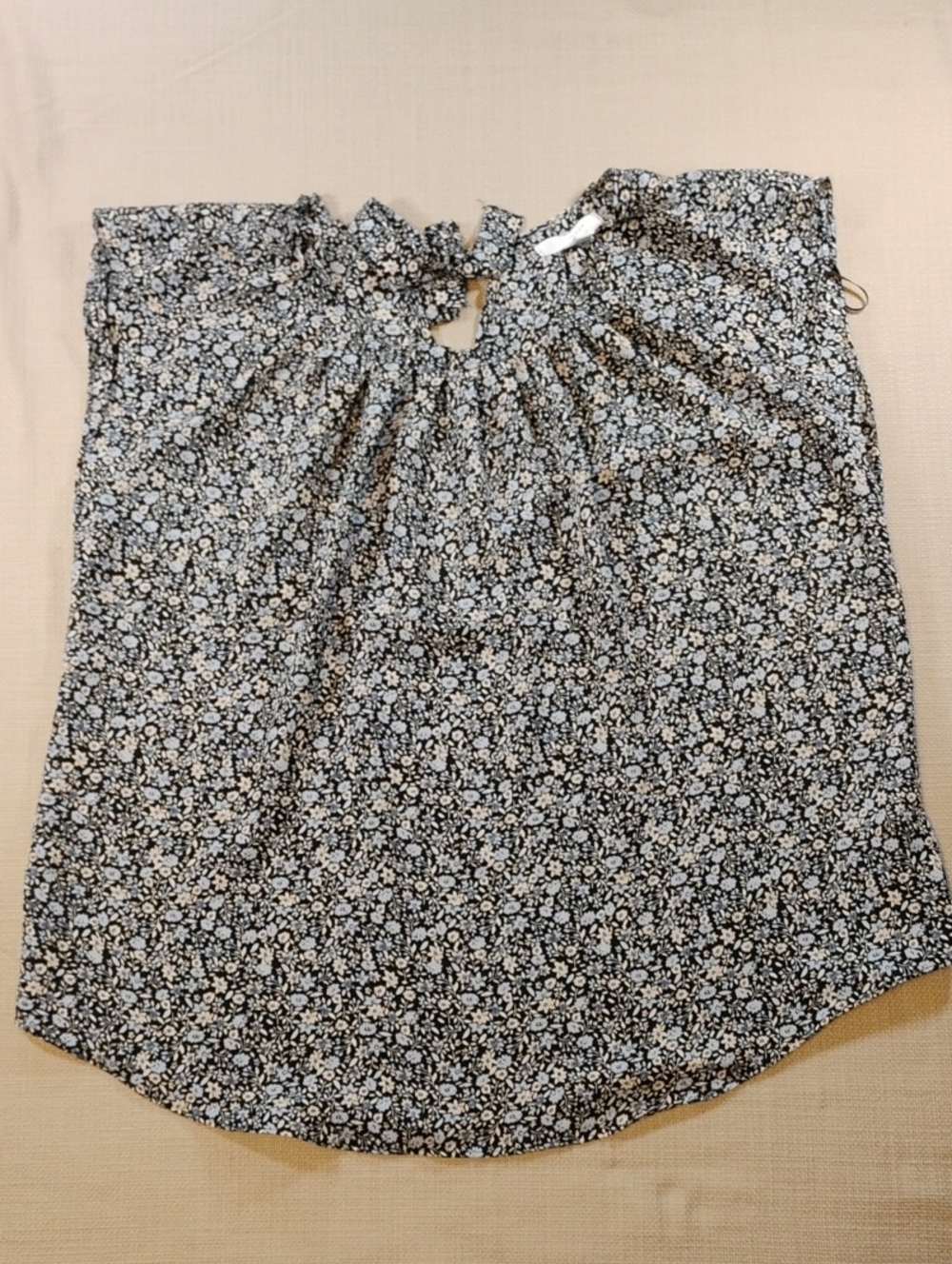 Women’sSize Large LC Black Floral Ruffle-Neck Sleeveless Top